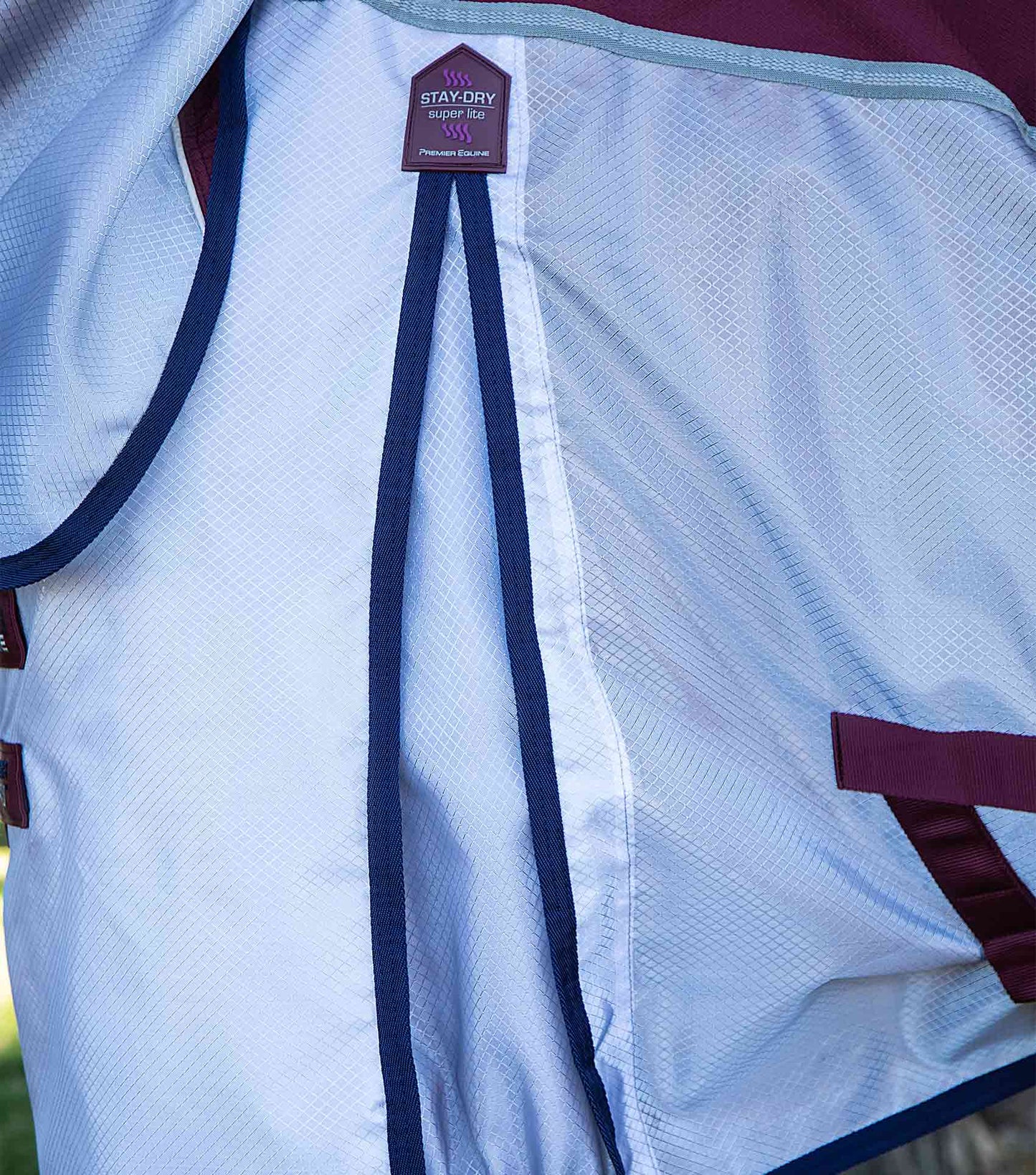 PE BUSTER STAY-DRY SUPER LITE FLY 
RUG WITH SURCINGLES