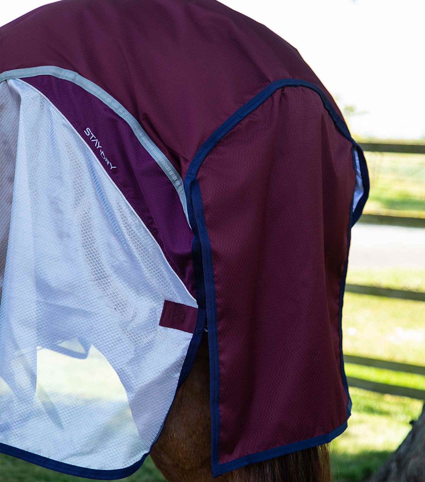 PE BUSTER STAY-DRY SUPER LITE FLY 
RUG WITH SURCINGLES